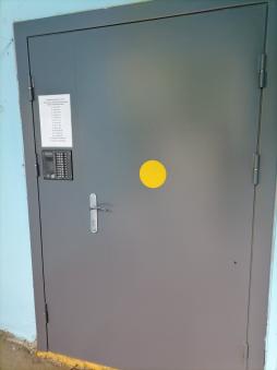 При входе в здание МБДОУ "Детский сад № 461" размещен тактильный знак, указывающий вход в здание