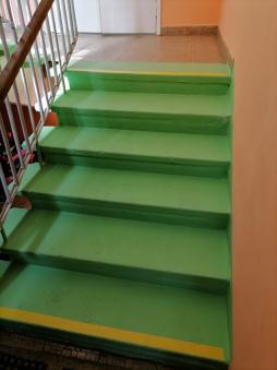 Внутри здания размещены зрительные ориентиры для слабовидящих