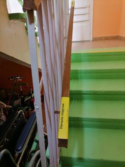 Внутри здания размещены тактильные знаки (на поручни лестницы - начало спуска, окончание спуска) для слабовидящих