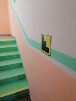 Внутри здания размещены тактильные знаки (зрительные ориентиры) для слабовидящих - лестница